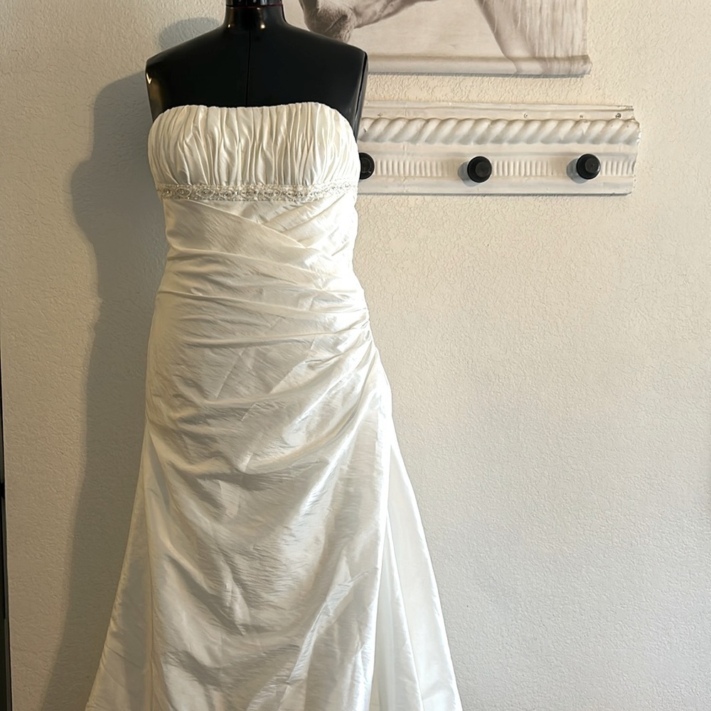 Beautiful Mori Lee wedding dress like new